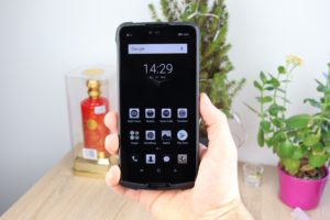 Doogee S90 Hand 1