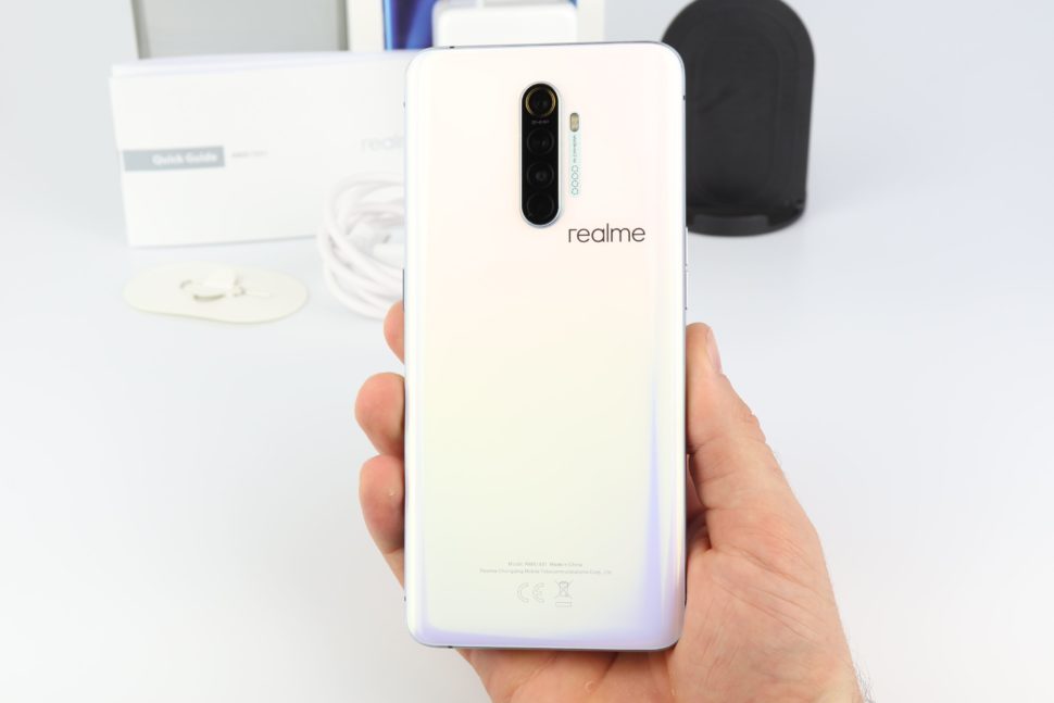 Realme X2 Pro Hand Vorder Rückseite 2