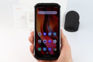 Oukitel WP6 Hand Vorder Rückseite 2