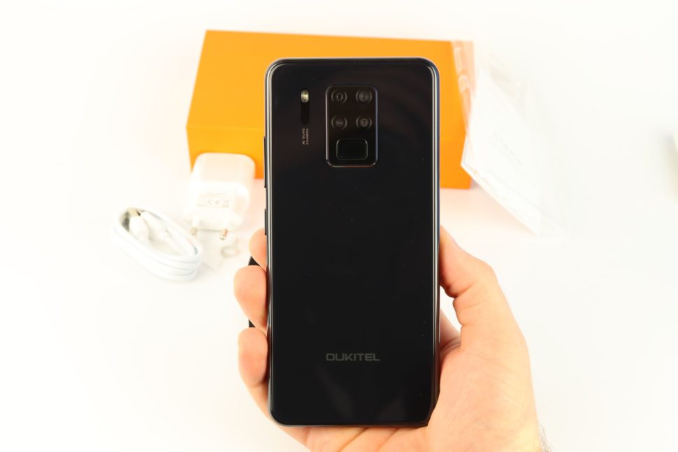 Oukitel C18 Pro Hand Vorder Rückseite 1