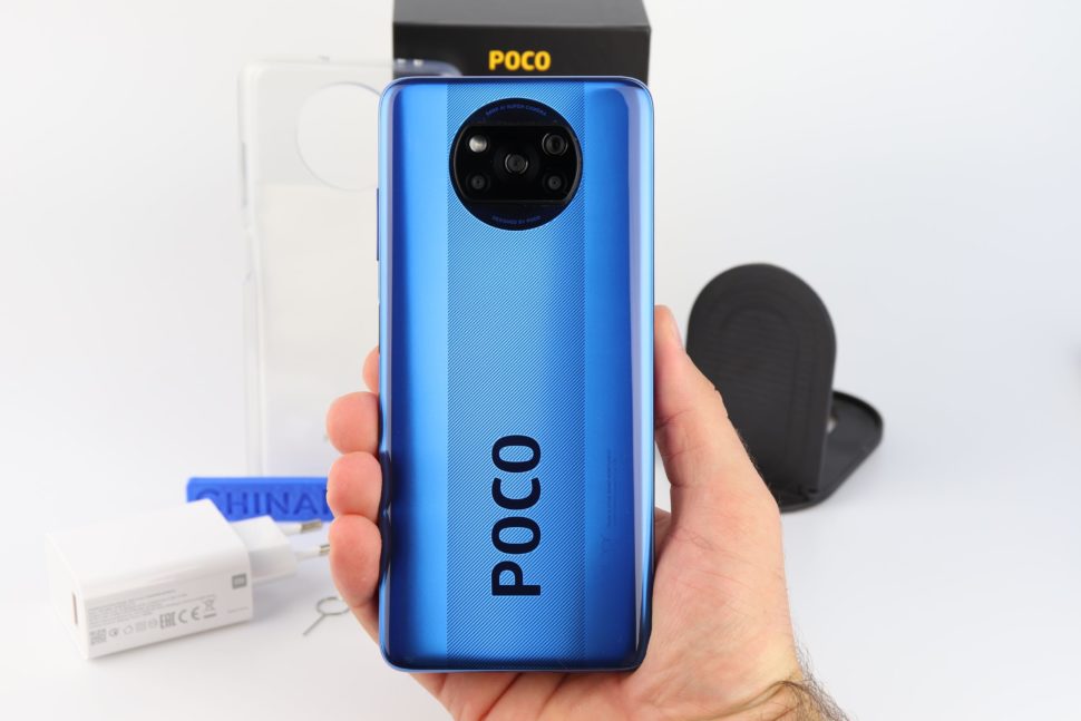 Poco X3 NFC Hand Vorder und Rückseite 2