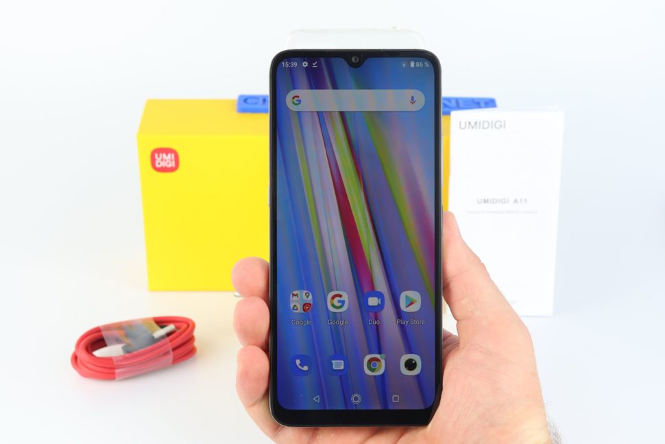 Umidigi A11 Vorderseite mit Hand 1