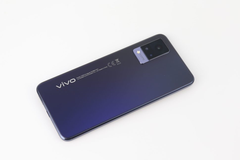 Vivo V21 5G Rueckseite leigend