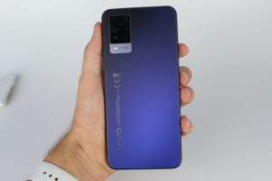 Vivo V21 5G Rueckseite mit Hand