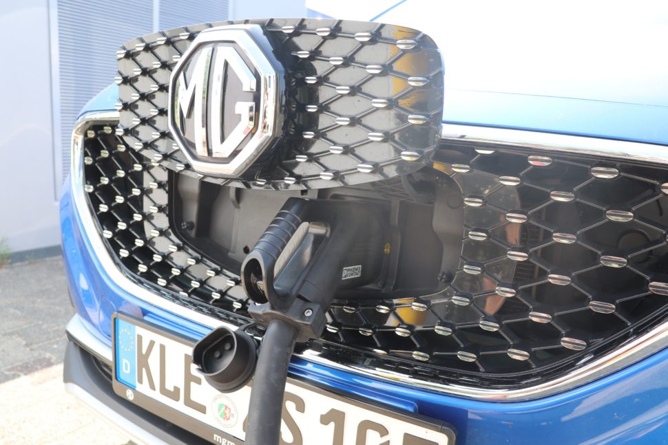 MG ZS EV Ladeport mit Stecker