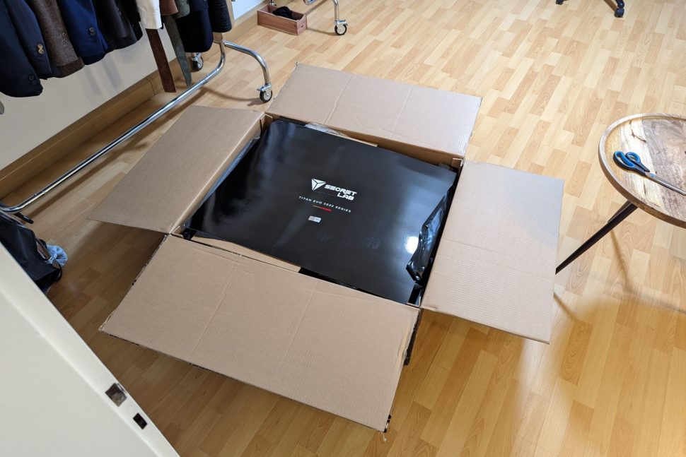 Secretlab Titan Evo 2022 Stuhl Packung e1639772317942