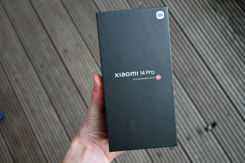 Xiaomi 14 Pro unboxing