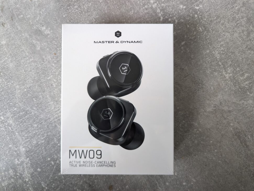 Master Dynamic MW09 Unboxing 1