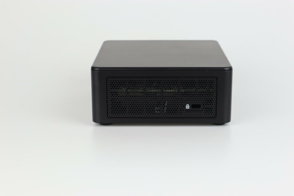 Intel NUC 11 Anschluesse Test 2