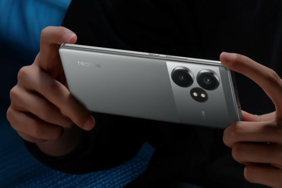 Realme GT 6T vorgestellt Hand