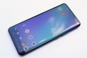 ZTE axon 10 pro display side